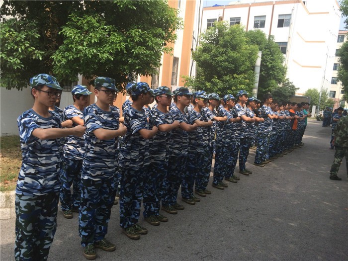 我校2014級(jí)新生軍訓(xùn)隊(duì)列訓(xùn)練場景、內(nèi)務(wù)評(píng)比、黑板報(bào)評(píng)比優(yōu)秀成果